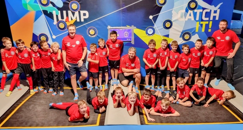 Read more about the article FC Kapellerfeld U8: Teambuilding Event im Cyber Jump<br>